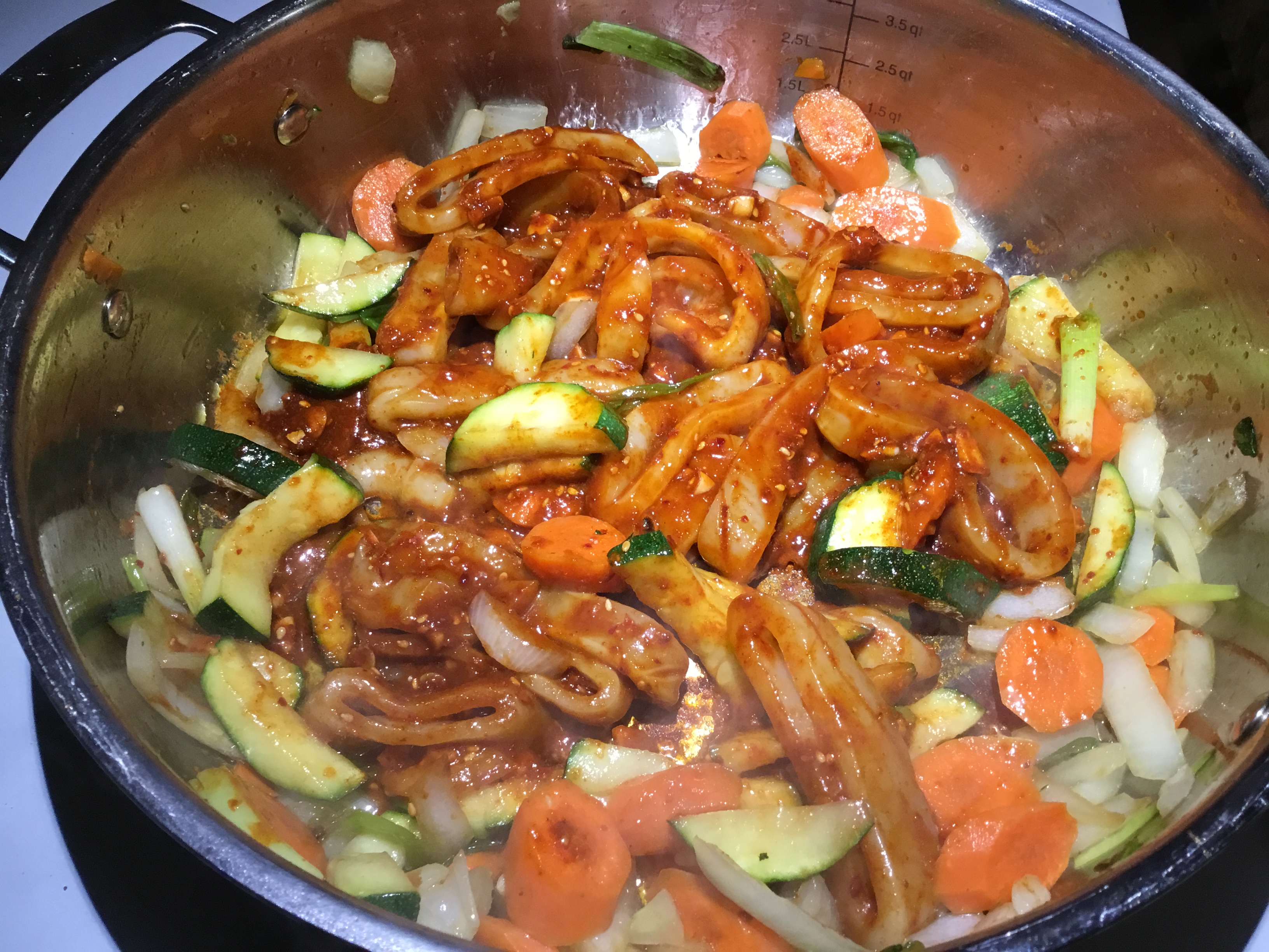 Cucina coreana Squid fritto da Stir, ojingeobokkeum : Squid fritto in  padella con cipolle, carote e cavolo in una miscela piccante di gochujang e  peperoncino rosso in polvere Foto stock - Alamy
